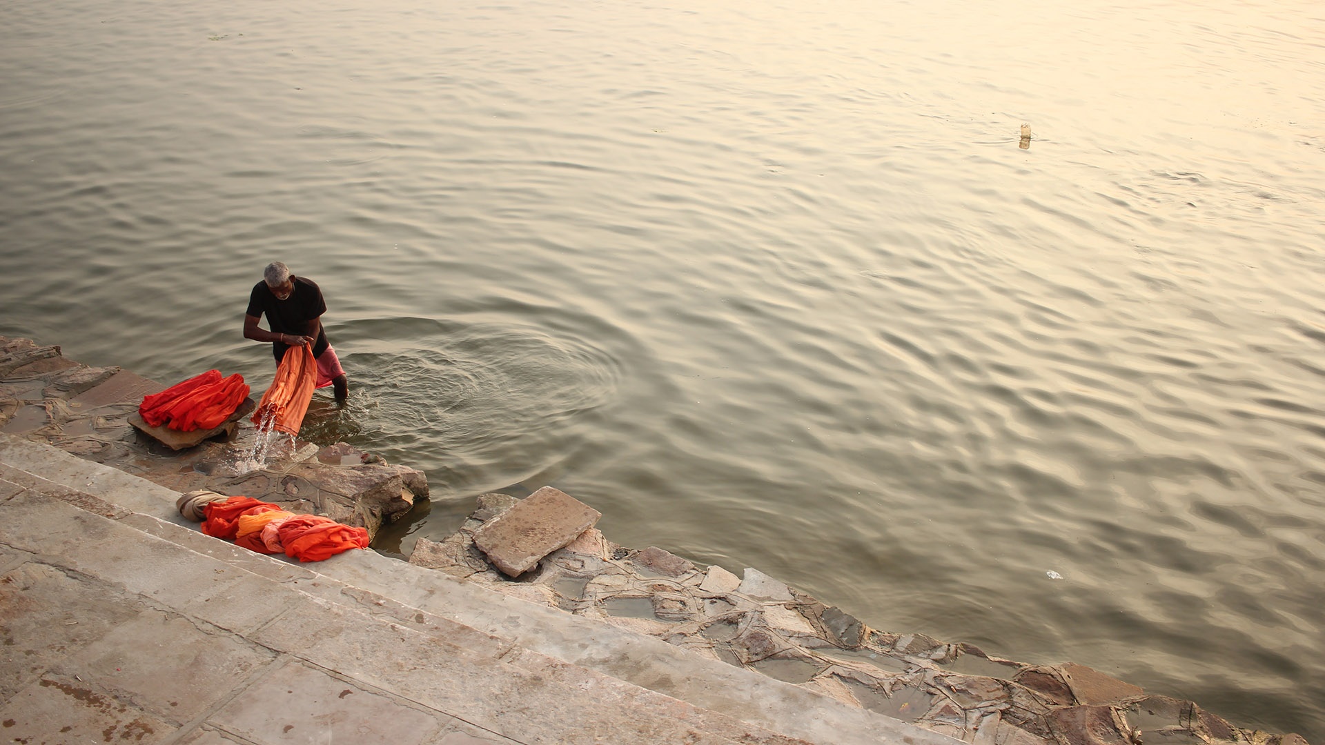 Gläubiger badet in Ganges und wäscht sein Gewand