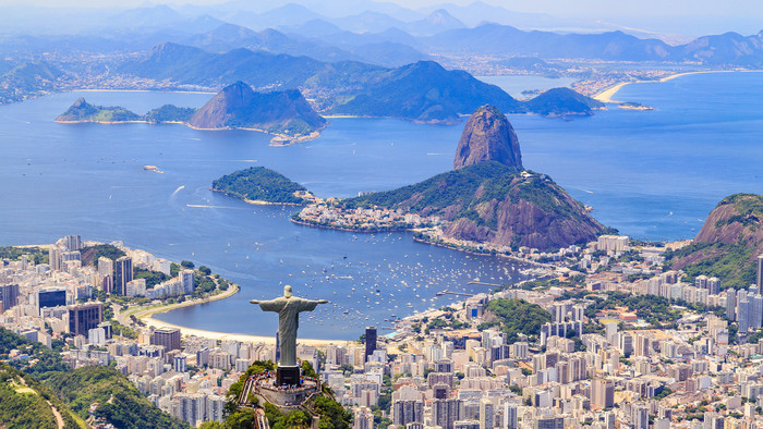 Christus-Statue in Rio de Janeiro vor blauem Himmel