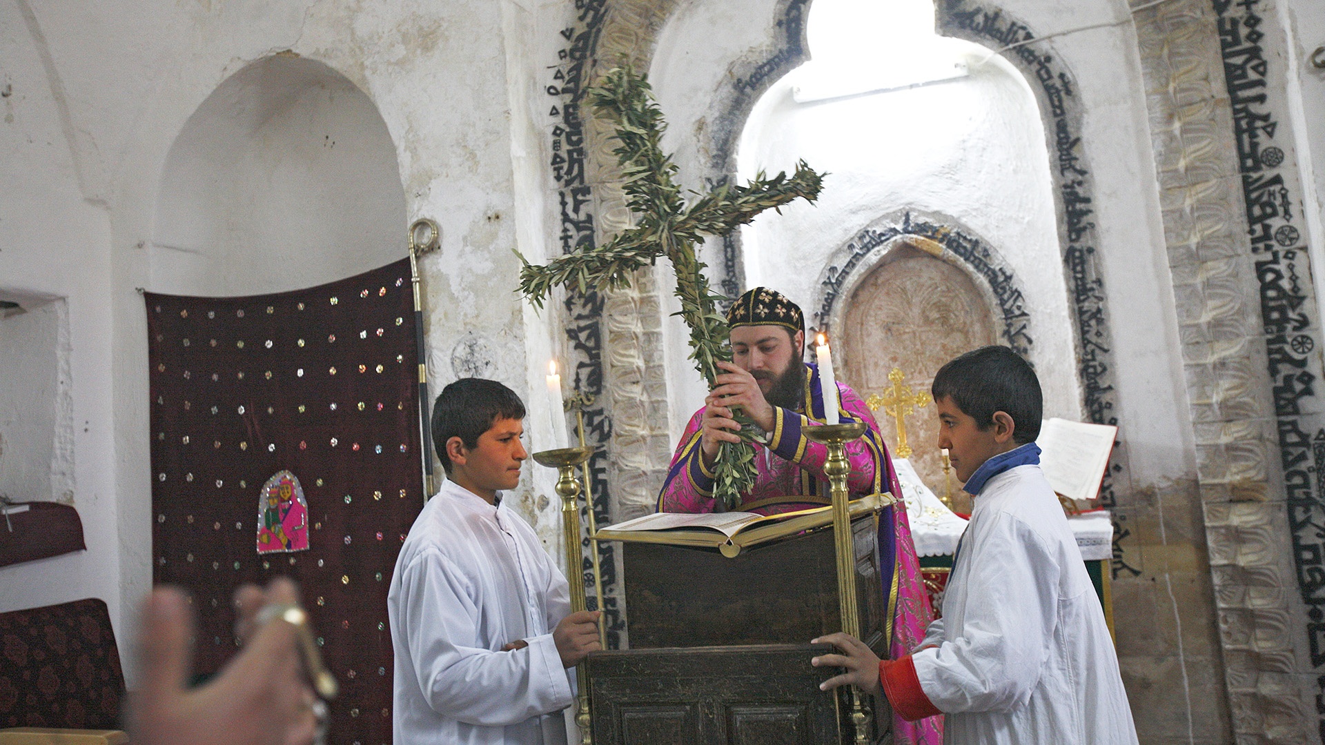 Priester Raban Stefanos mit seinen Klosterschülern am Palmsonntag im Kloster Deyrulzafaran