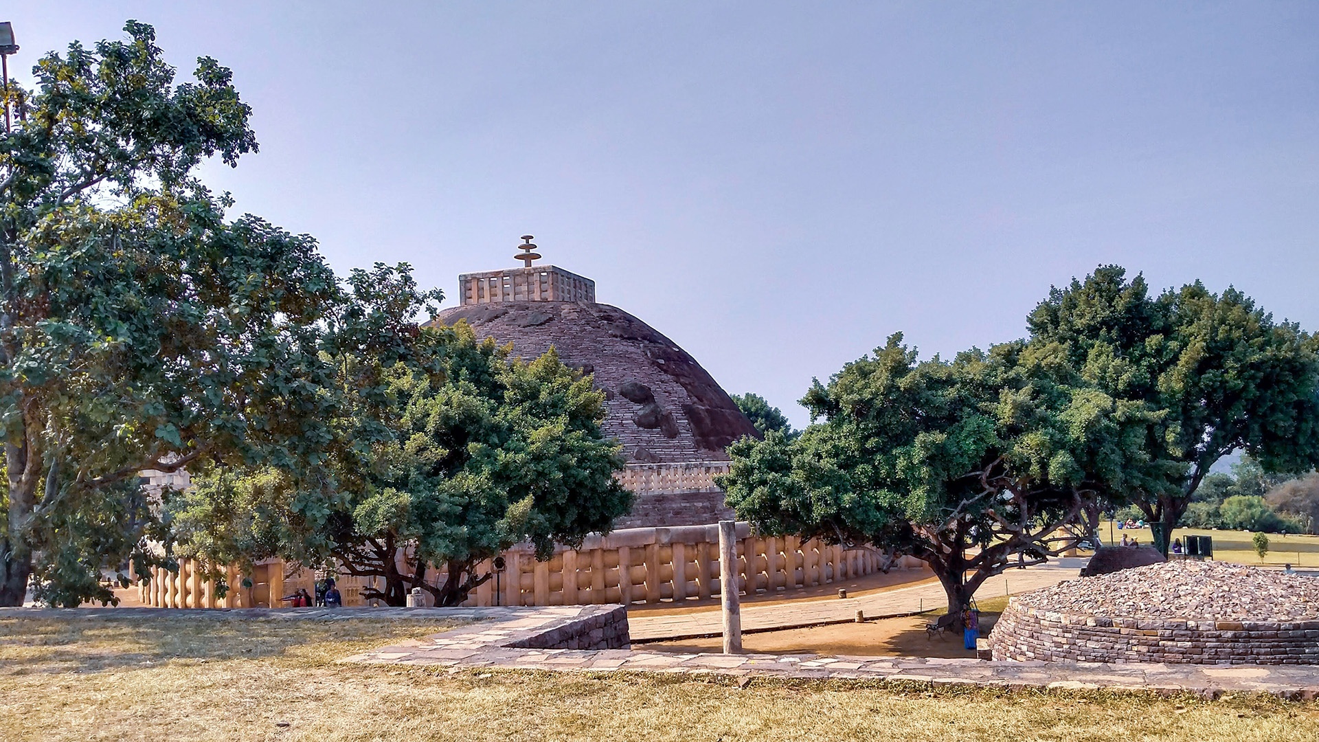 Stupa in Sanchi umgeben von Grün