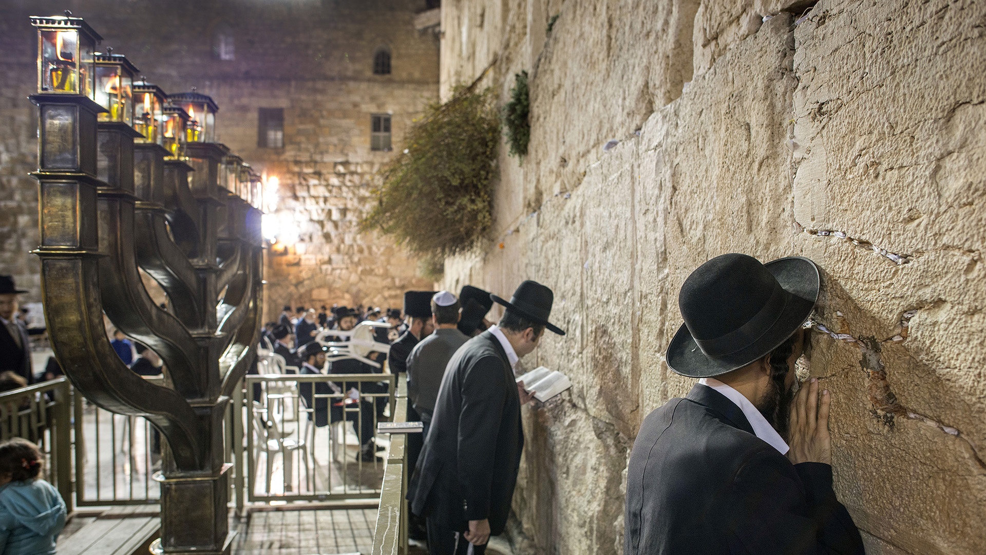 Orthodoxe Juden beten am Chanukka-Leuchter an der Klagemauer