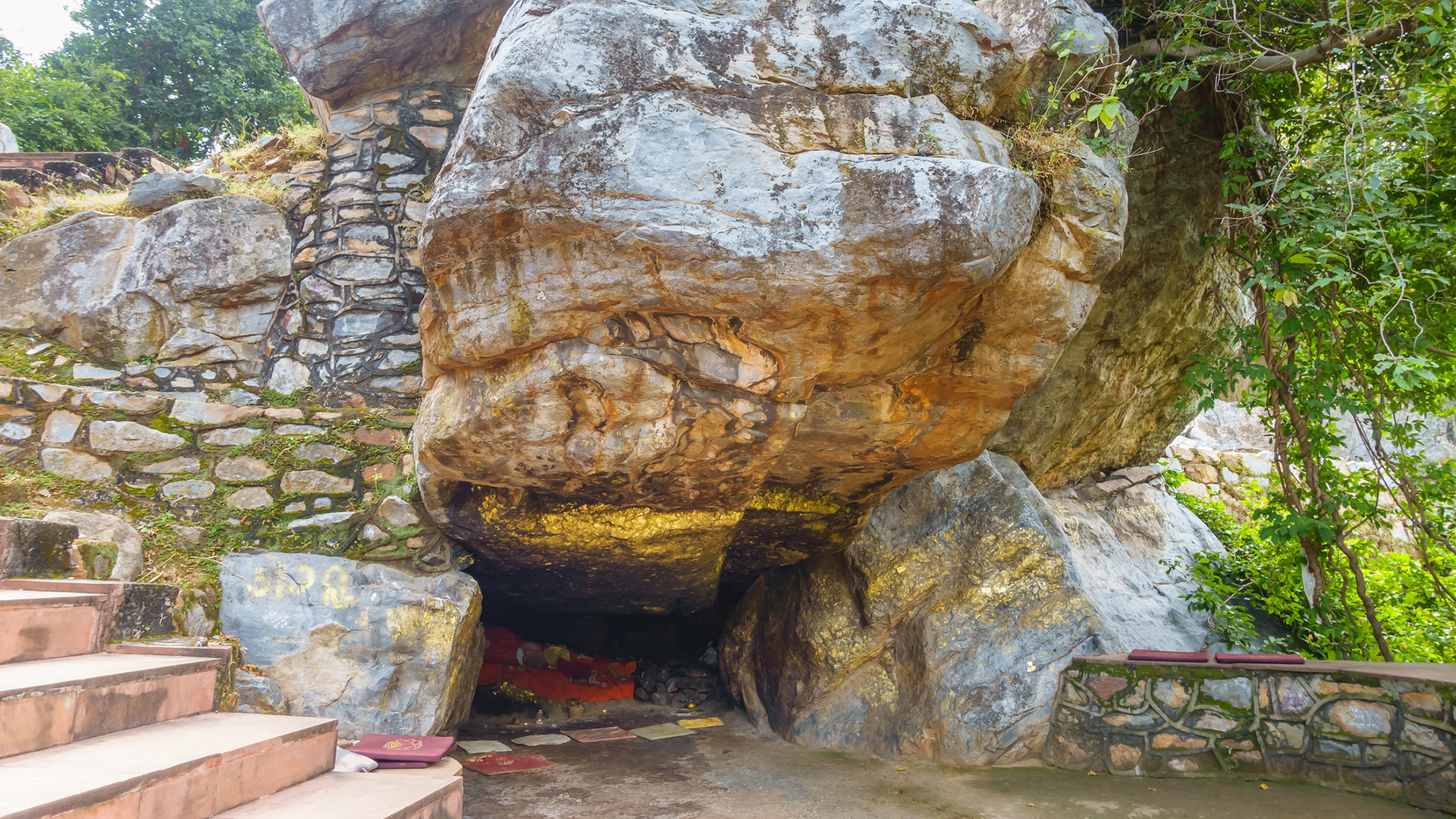 Höhle auf dem Griddhakuta-Berg in der Nähe von Rajgir in Indien.