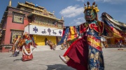 Cham-Tänzer im Shechen Kloster in Bodhnath, Kathmandu in Nepal an Losar