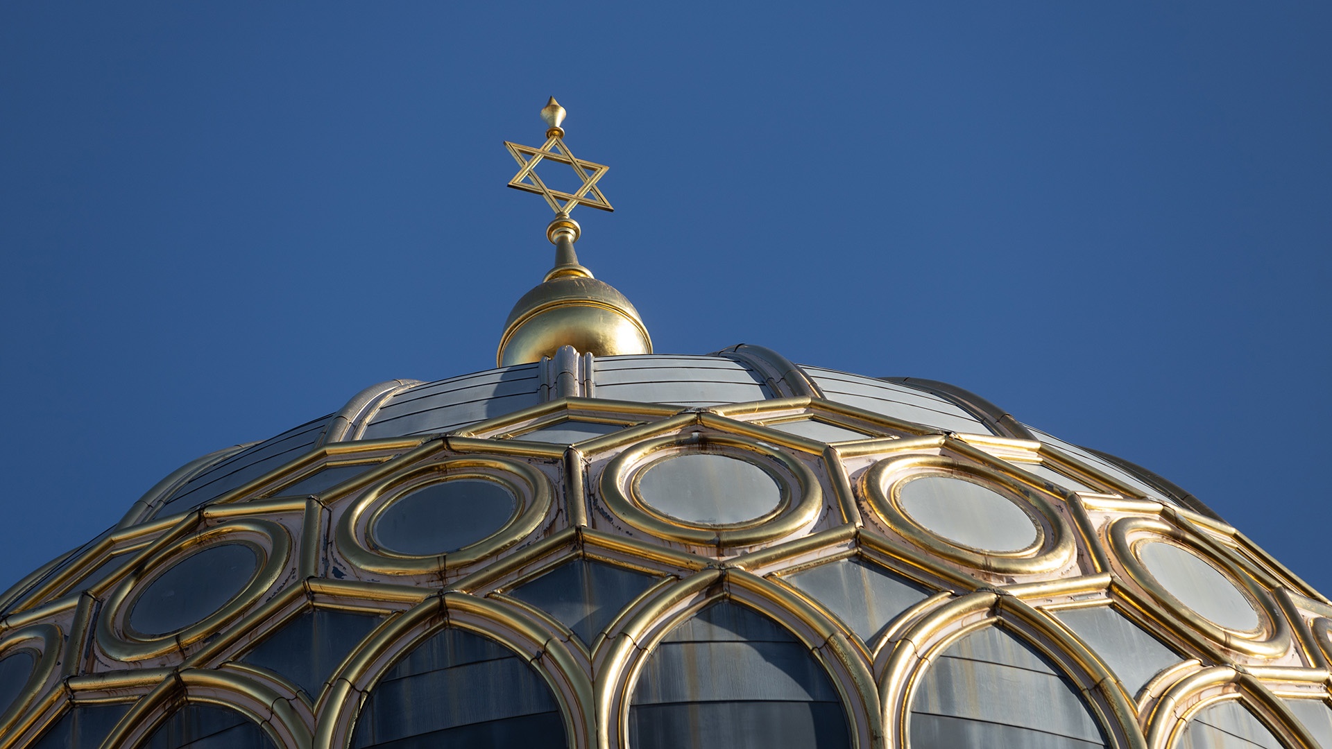 Kuppel der Neuen Synagoge Berlin vor blauem Himmel