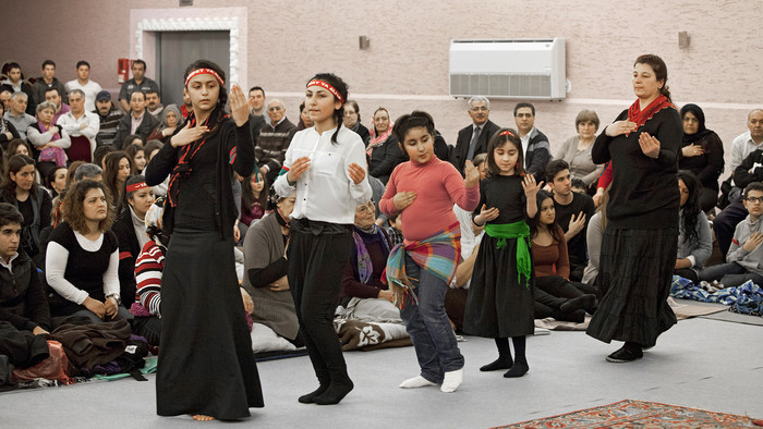 Kinder und Erwachsene tanzen den Semah.
