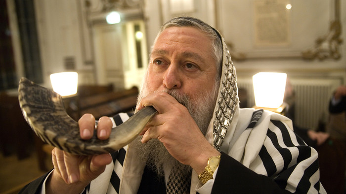 Rabbiner bläst die Schofar