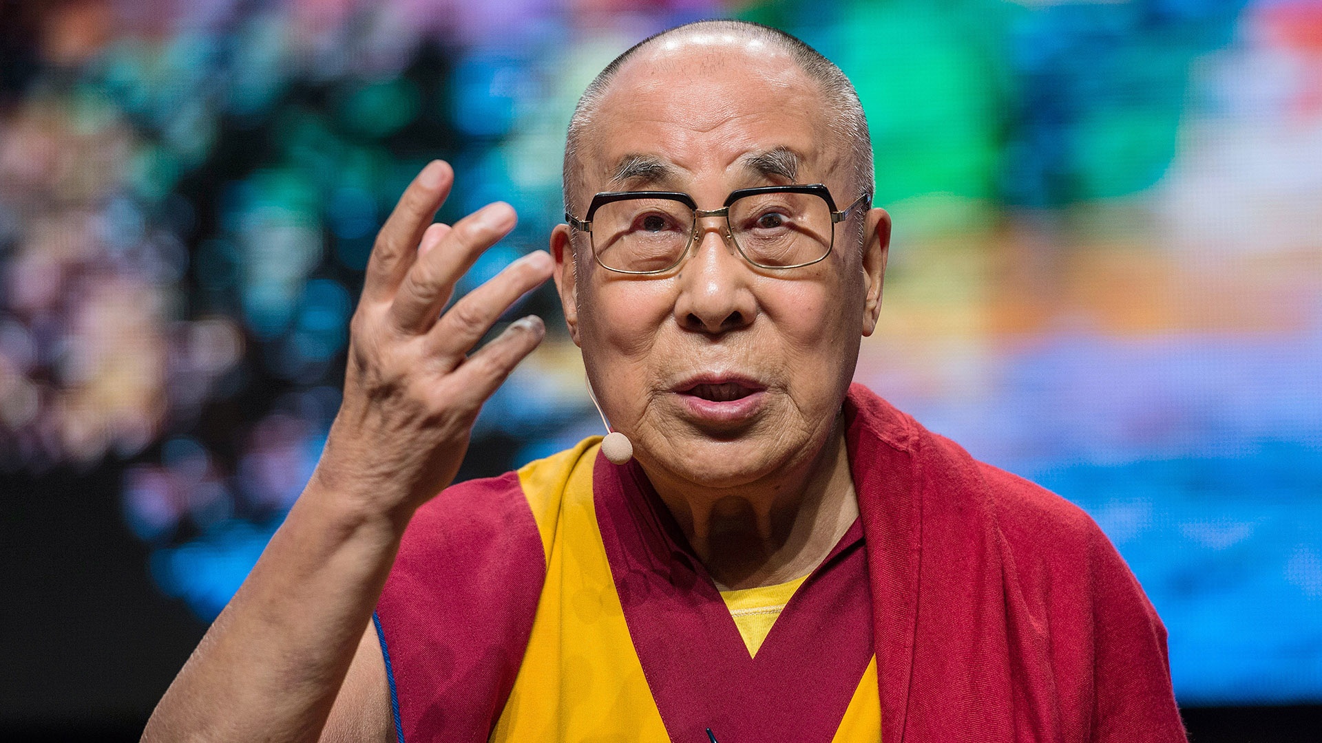 Nahaufnahme des Dalai Lama beim Sprechen