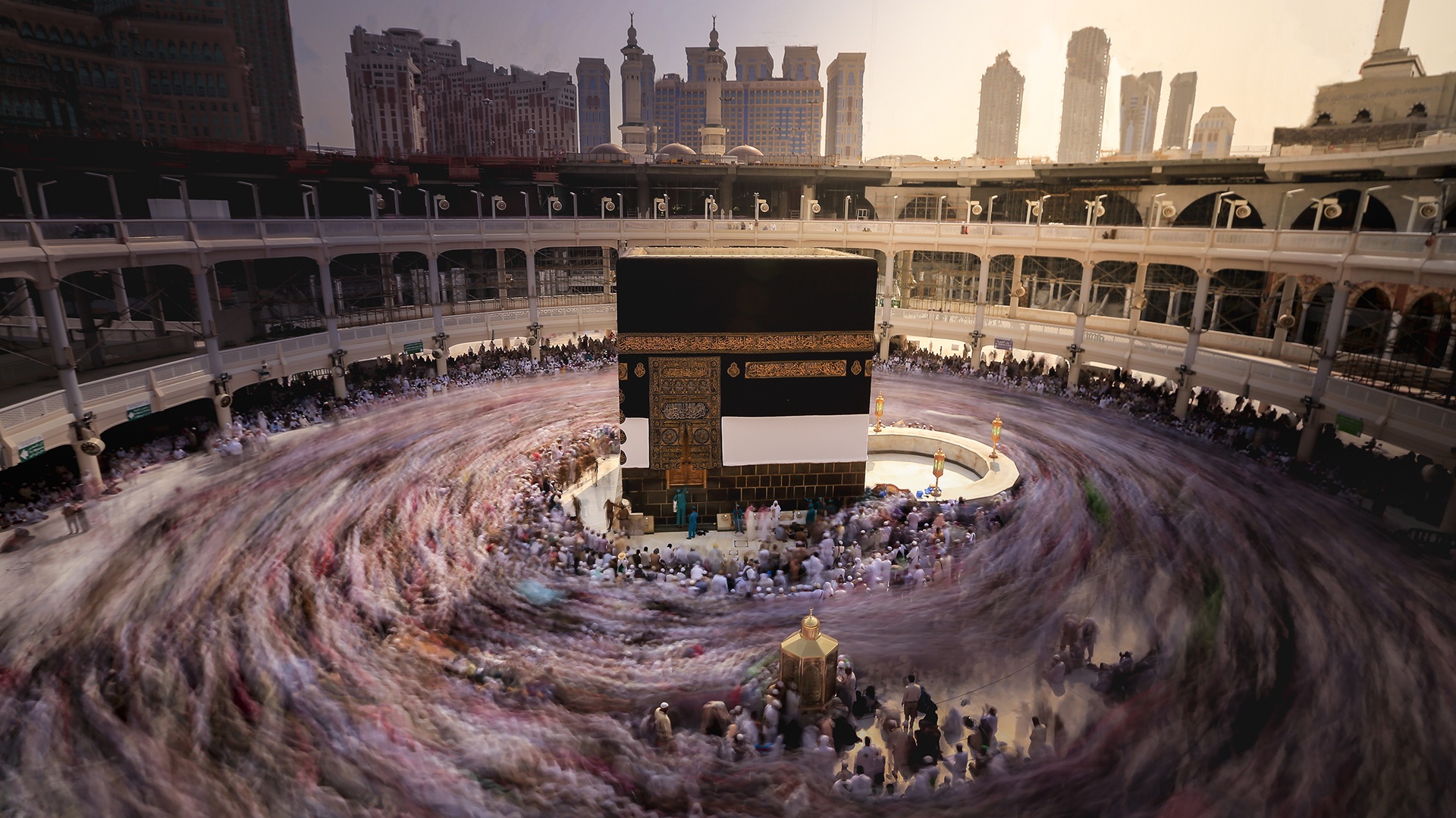 muslimische Pilger laufen um die Kaaba 