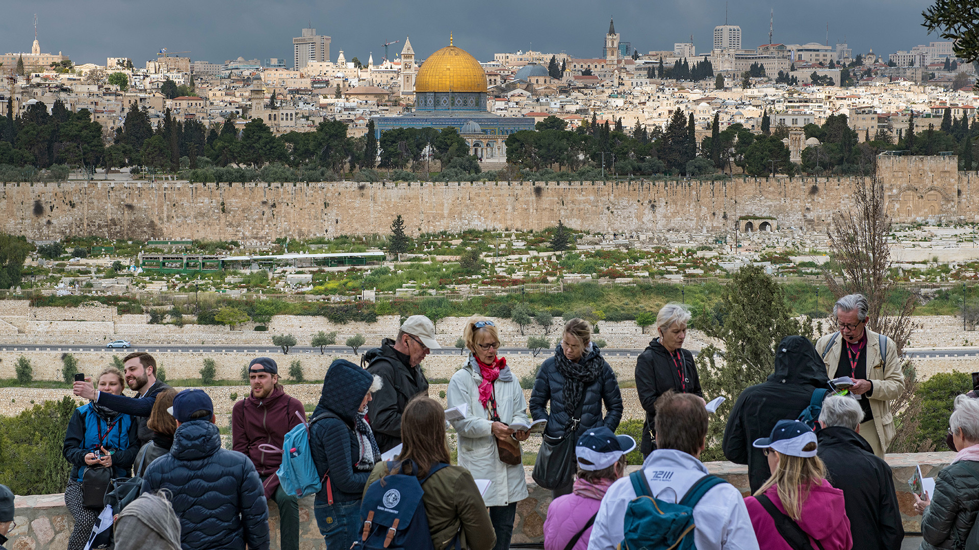 Blick auf die Altstadt mit dem Felsendom von der Dominus-Fevit-Kapelle auf dem Ölberg in Jerusalem