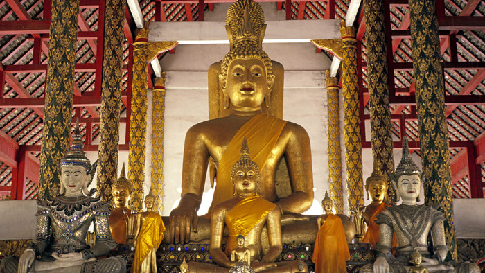 großer goldener Buddha umgeben von weiteren Buddha-Figuren
