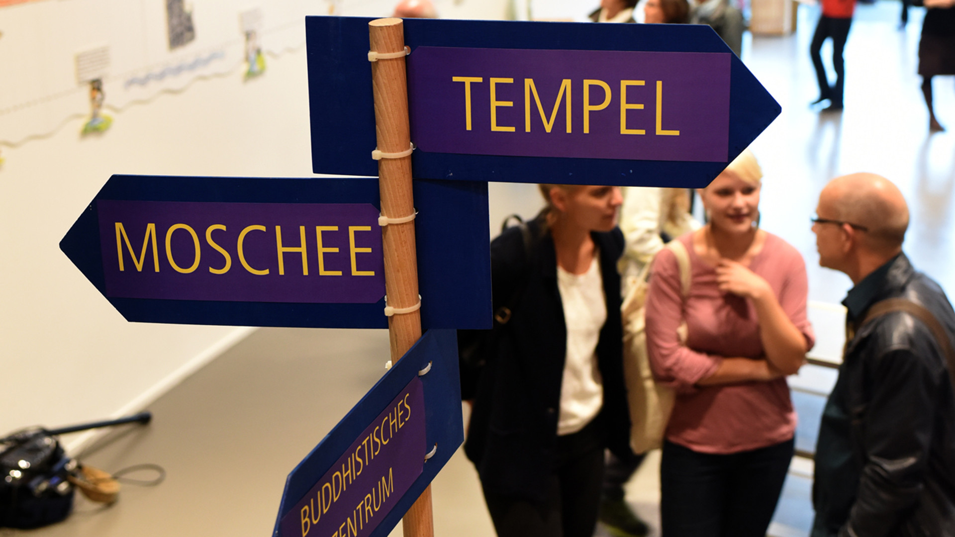 Wegweiser zu Tempel, Moschee und Buddhistischem Zentrum