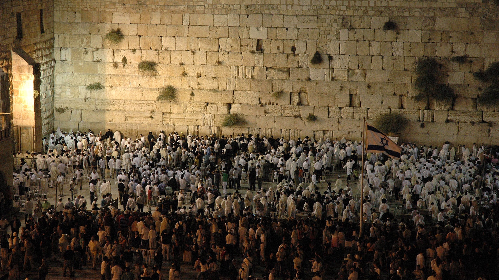Juden vor der Die Klagemauer in Jerusalem am Ende vom Jom Kippur