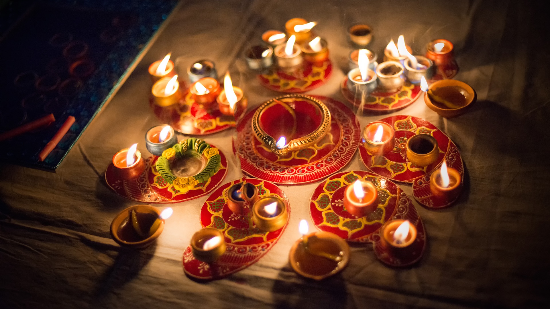 Diwali Kerzen und Öllampen bei Nacht