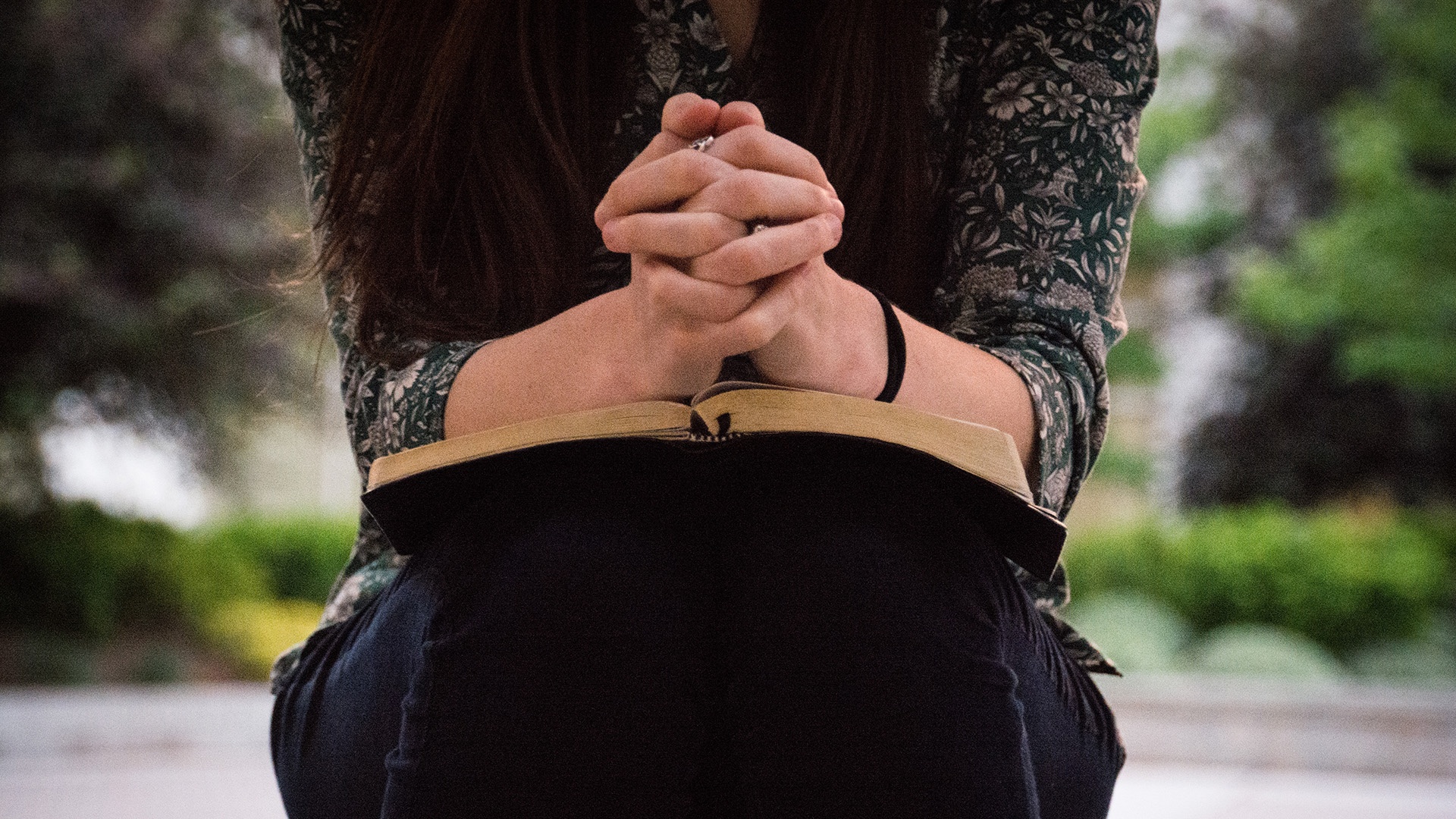 Junge Frau betet im Freien