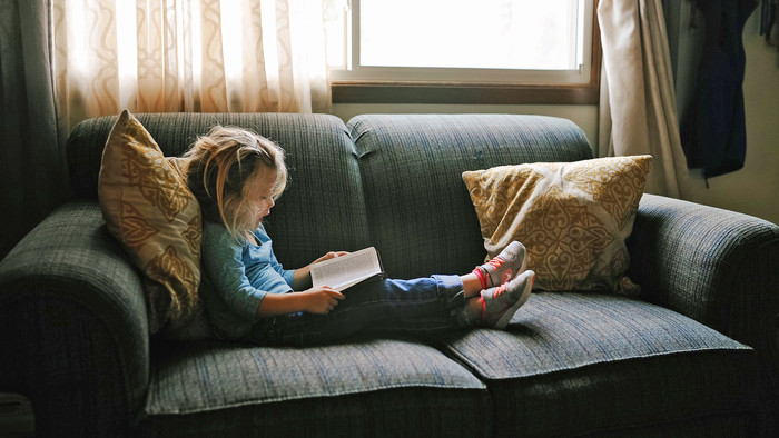 Kind liesst in der Bibel