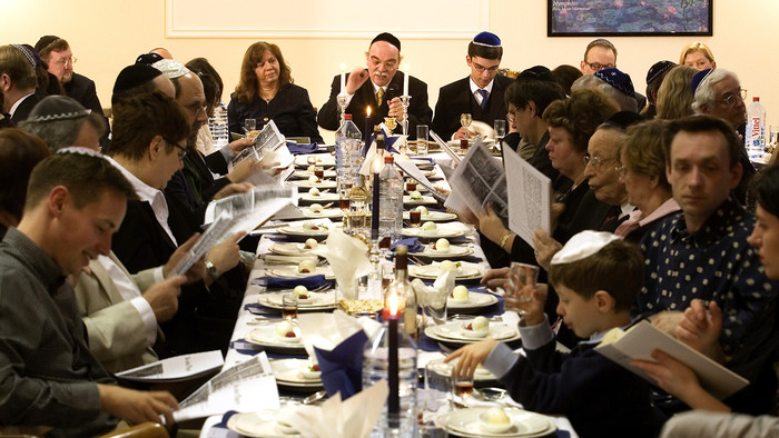 Jüdinnen und Juden essen während des jüdischen Pessach-Fests