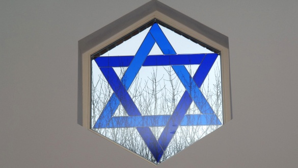 blauer Davidstern in einem Fenster einer Synagoge