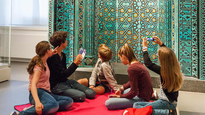 Kinder entdecken das Pergamonmuseum in Berlin