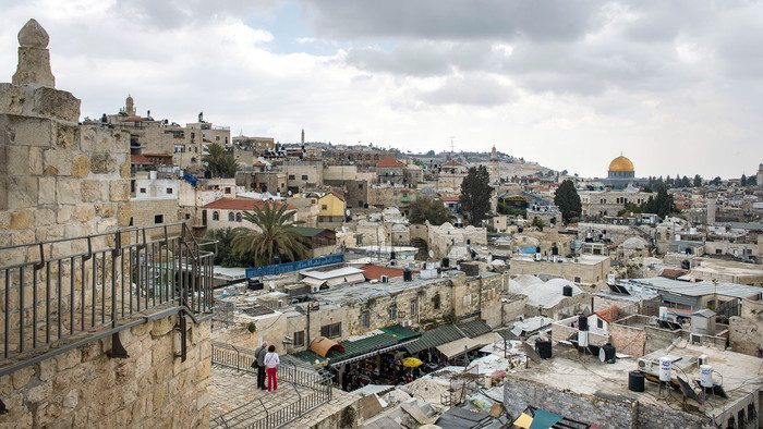 Blick von der Altstadtmauer am Damaskus-Tor in Jerusalem zum Felsendom.