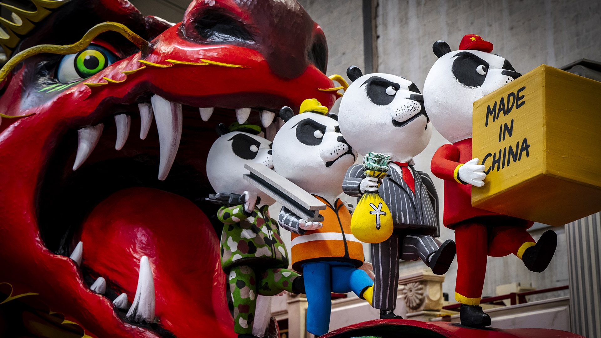 Persiflage-Wagen des Kölner Rosenmontagszuges mit Pandabären