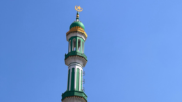 Moschee mit umgedrehtem Mond und Stern