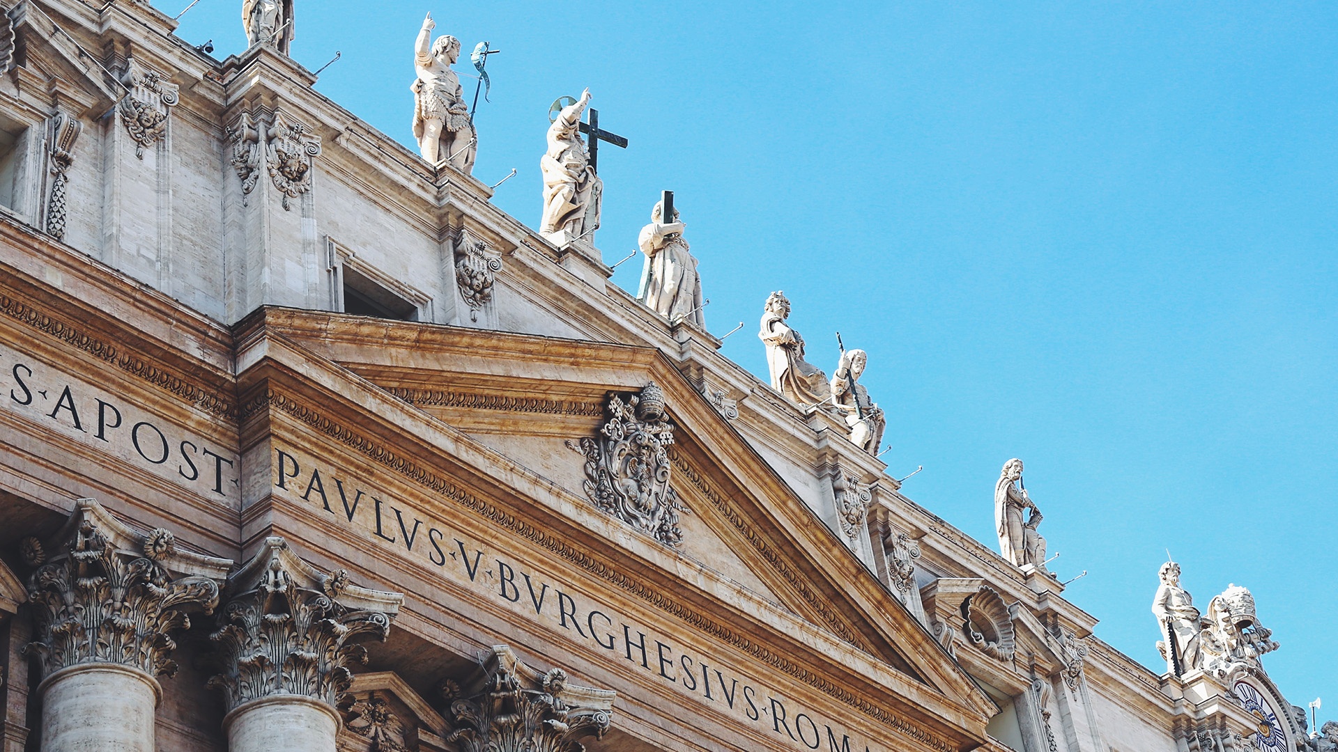 Statuen und Inschrift auf dem Petersdom