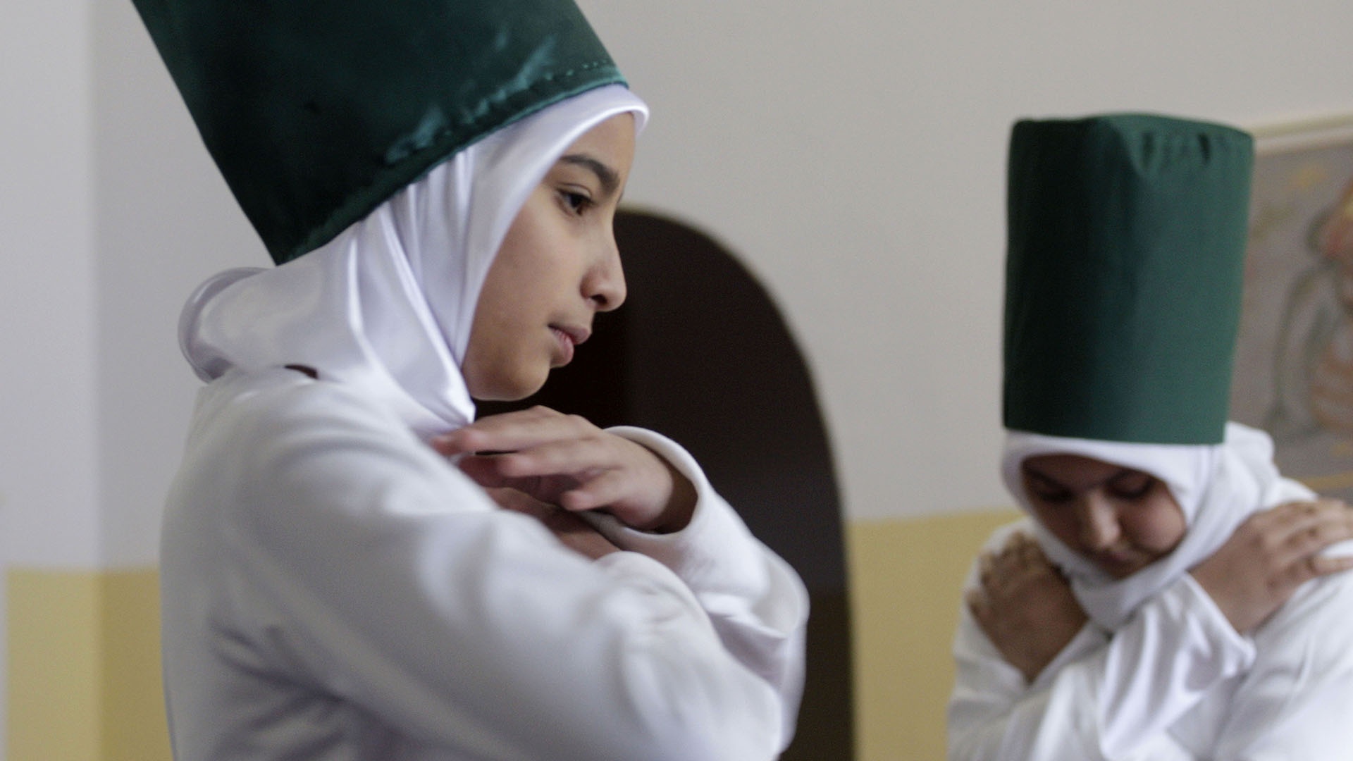 zwei muslimische Kinder begrüßen Gäste in Mevlana Moschee in Berlin Kreuzberg
