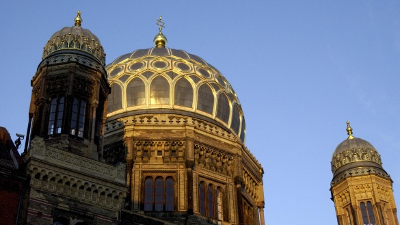 Kuppel der Neuen Synagoge Berlin Oranienburger Straße in prächtig bunten Farben mit goldenen Verzierungen.