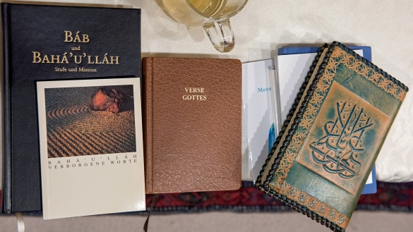 Mehrere heilige Schriften der Bahai