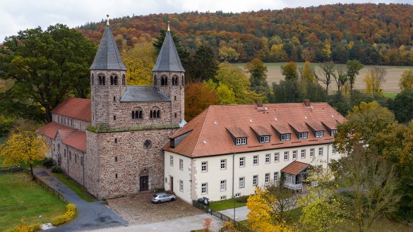 Blick von oben auf das Kloster Bursfelde im Herbst