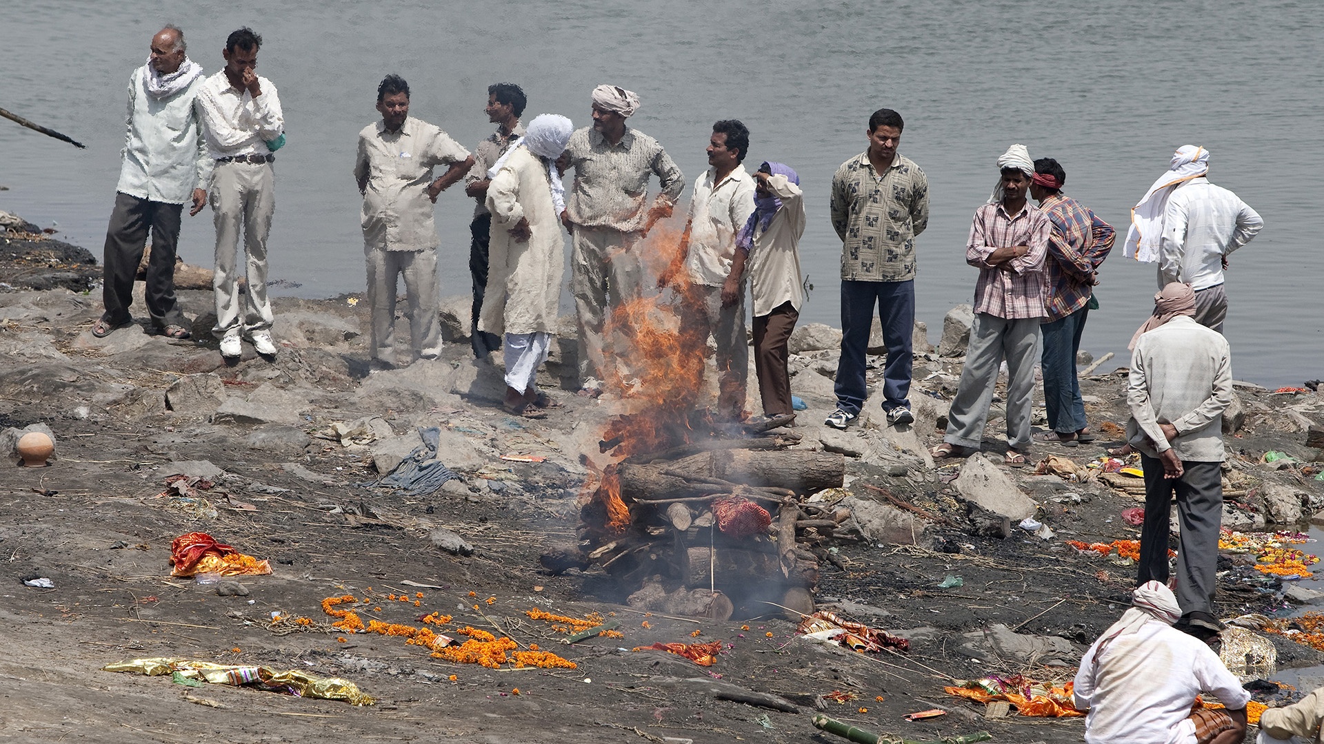 Verbrennung eines Verstorbenen am Ganges in Varanasi