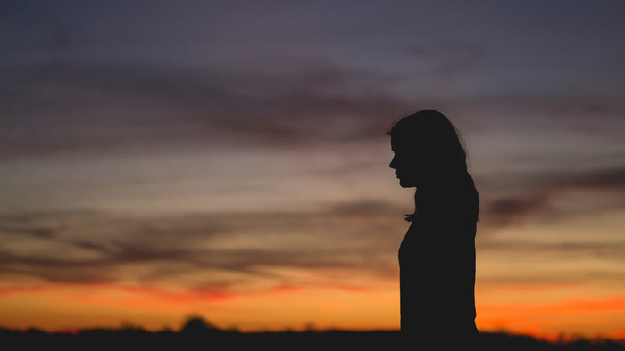 Silhouette einer Frau vor Sonnenuntergang