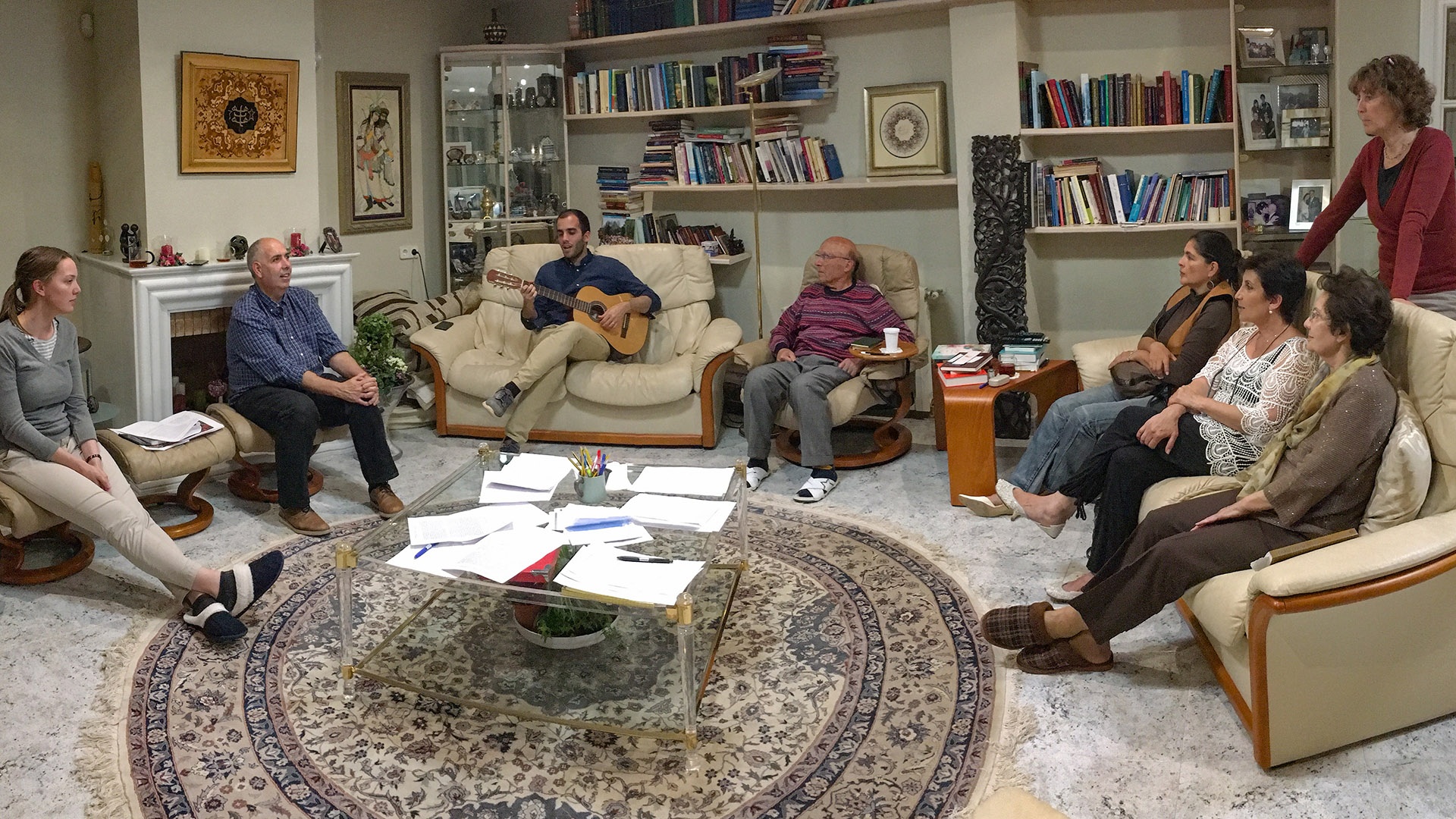 Familie feiert Ridvan in einem Wohnzimmer in Muchamiel in Spanien