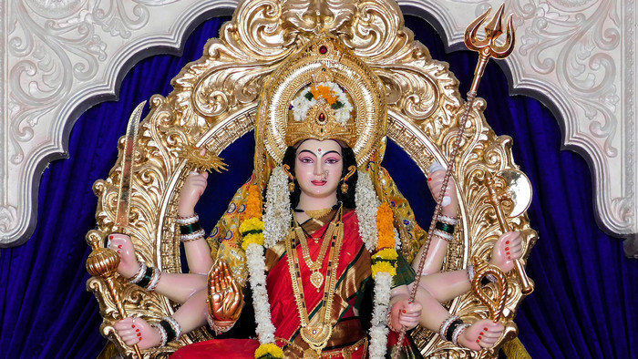 bunte Statue einer Hindu-Göttin