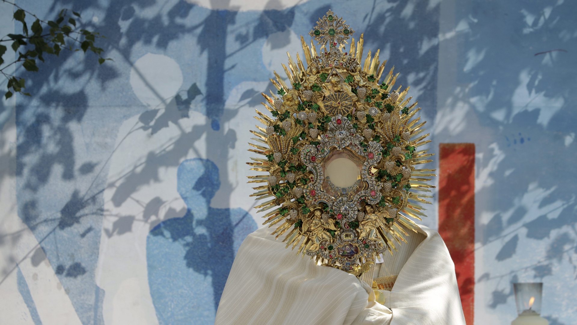 Segnung mit der Monstranz am Altar bei St. Moritz