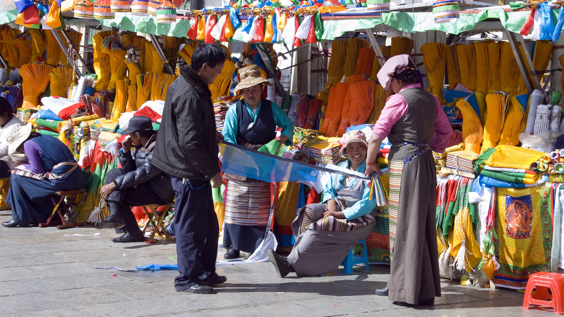 Tibetische Verkäufer verkaufen Gebetsfahnen