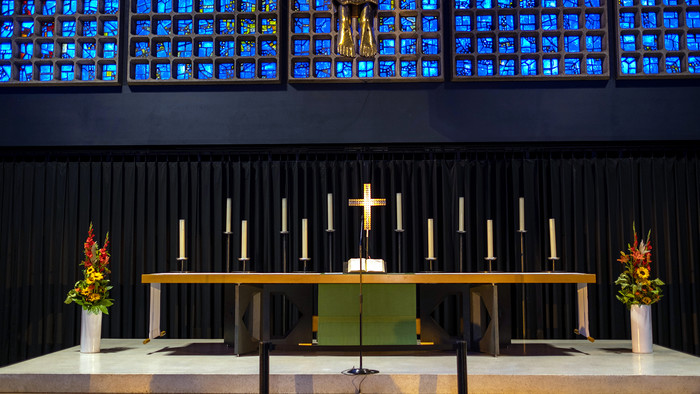 Altar mit Kerzen und Kreuz in Berliner Gedächtniskirche