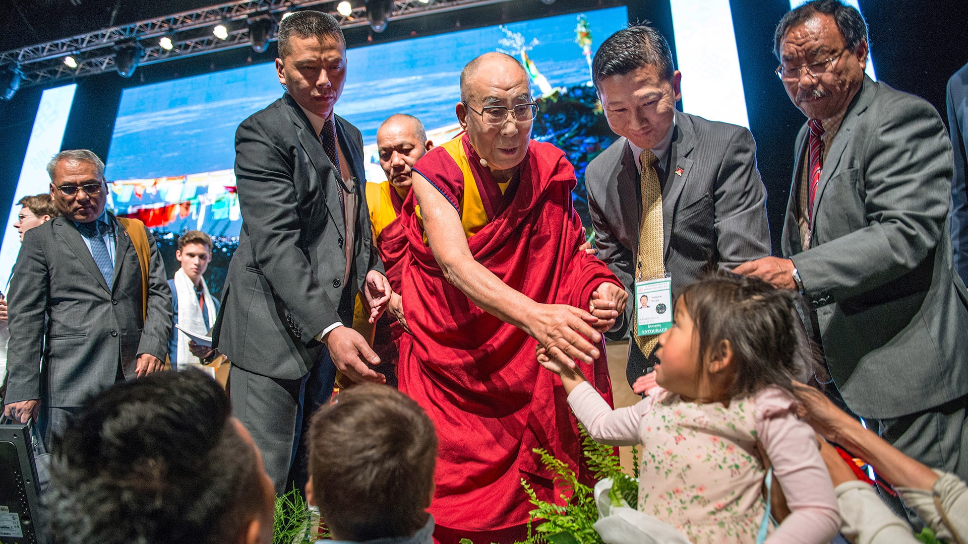 Der Dalai Lama diskutiert mit rund 1.800 Schülern und Lehrern in Frankfurt