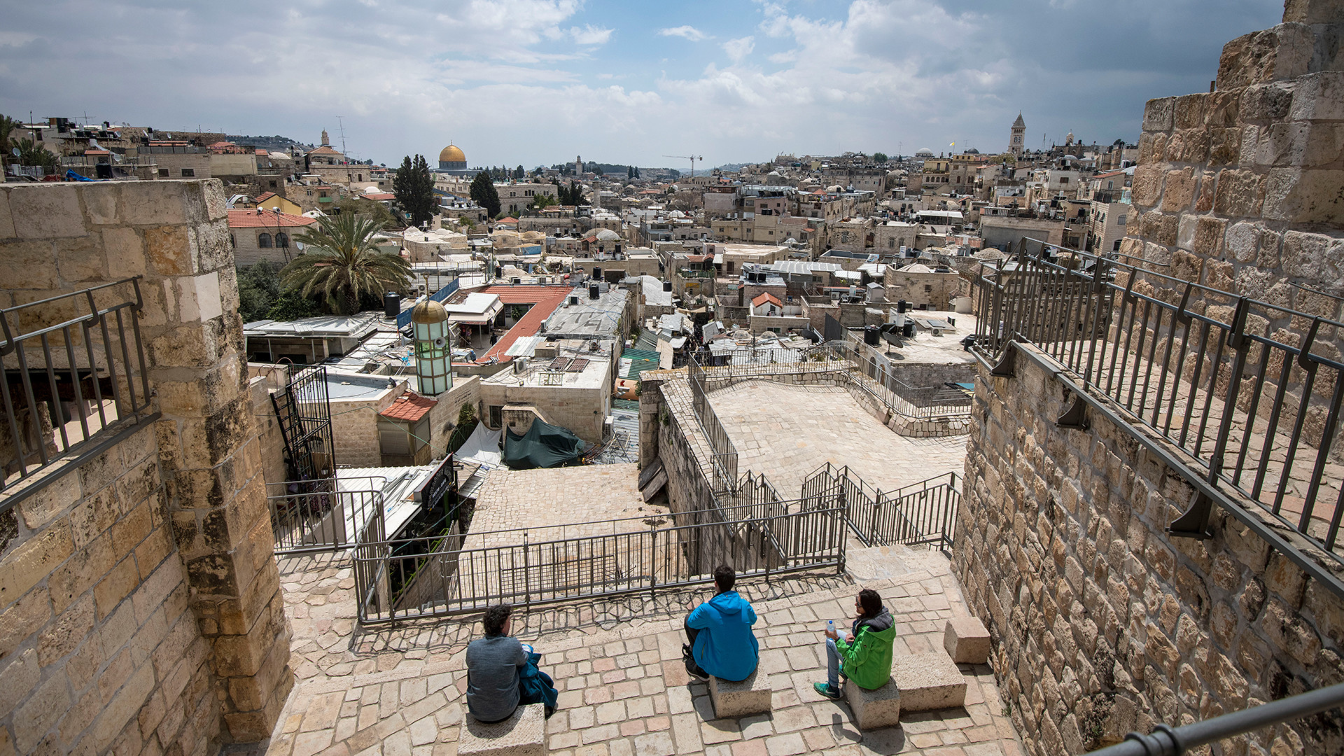 Blick von der Altstadtmauer am Damaskus-Tor in Jerusalem zum Felsendom 