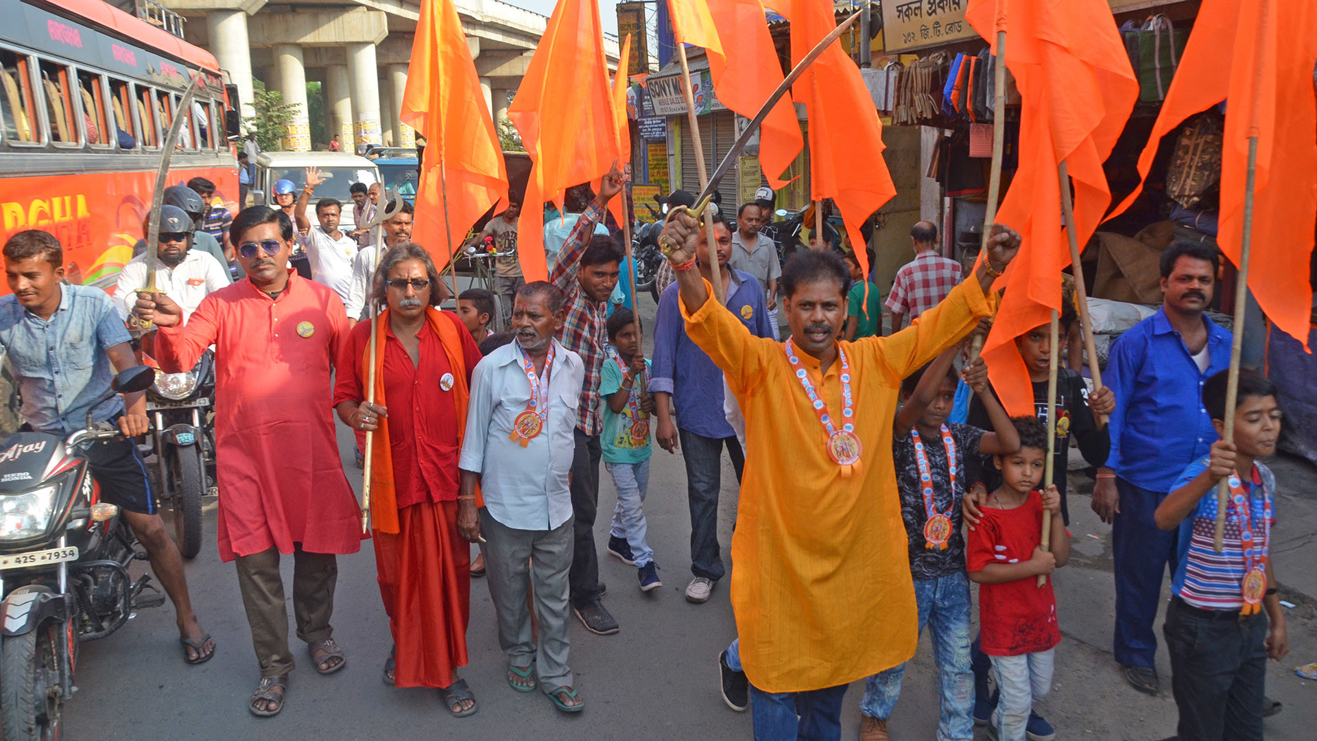 Gläubige feiern Rama Navami in Burdwan Town, Purba Bardhaman in Indien