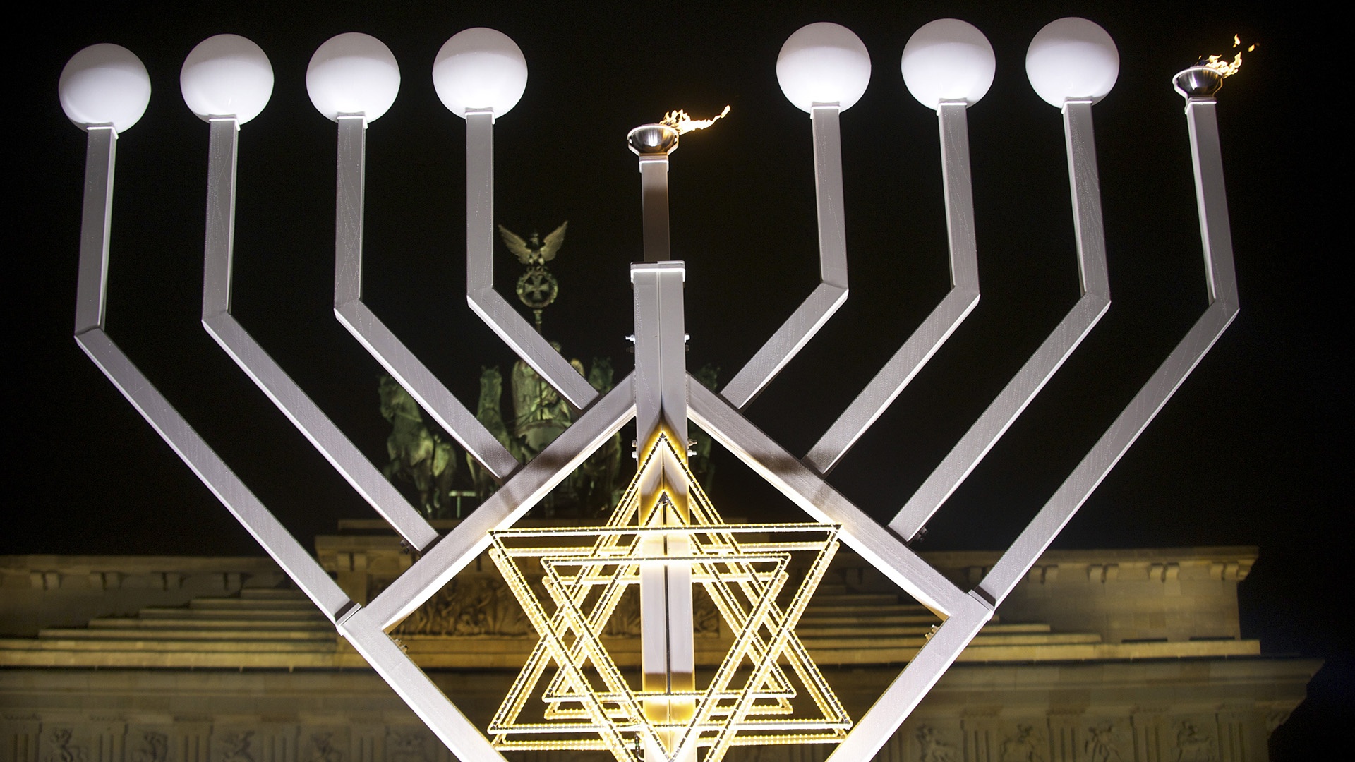 Chanukka-Leuchter leuchtete am Brandenburger Tor in Berlin