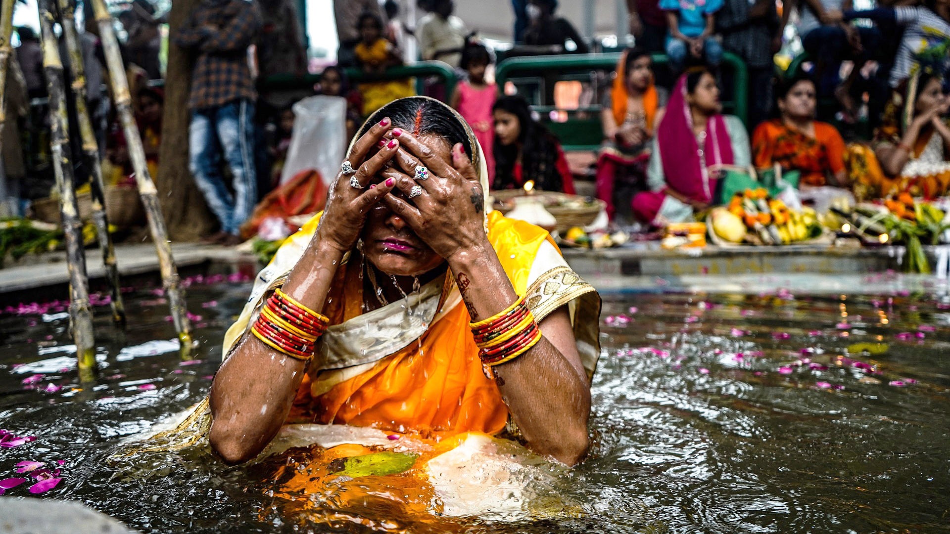 Hinduistin wäscht sich von schlechten Taten rein