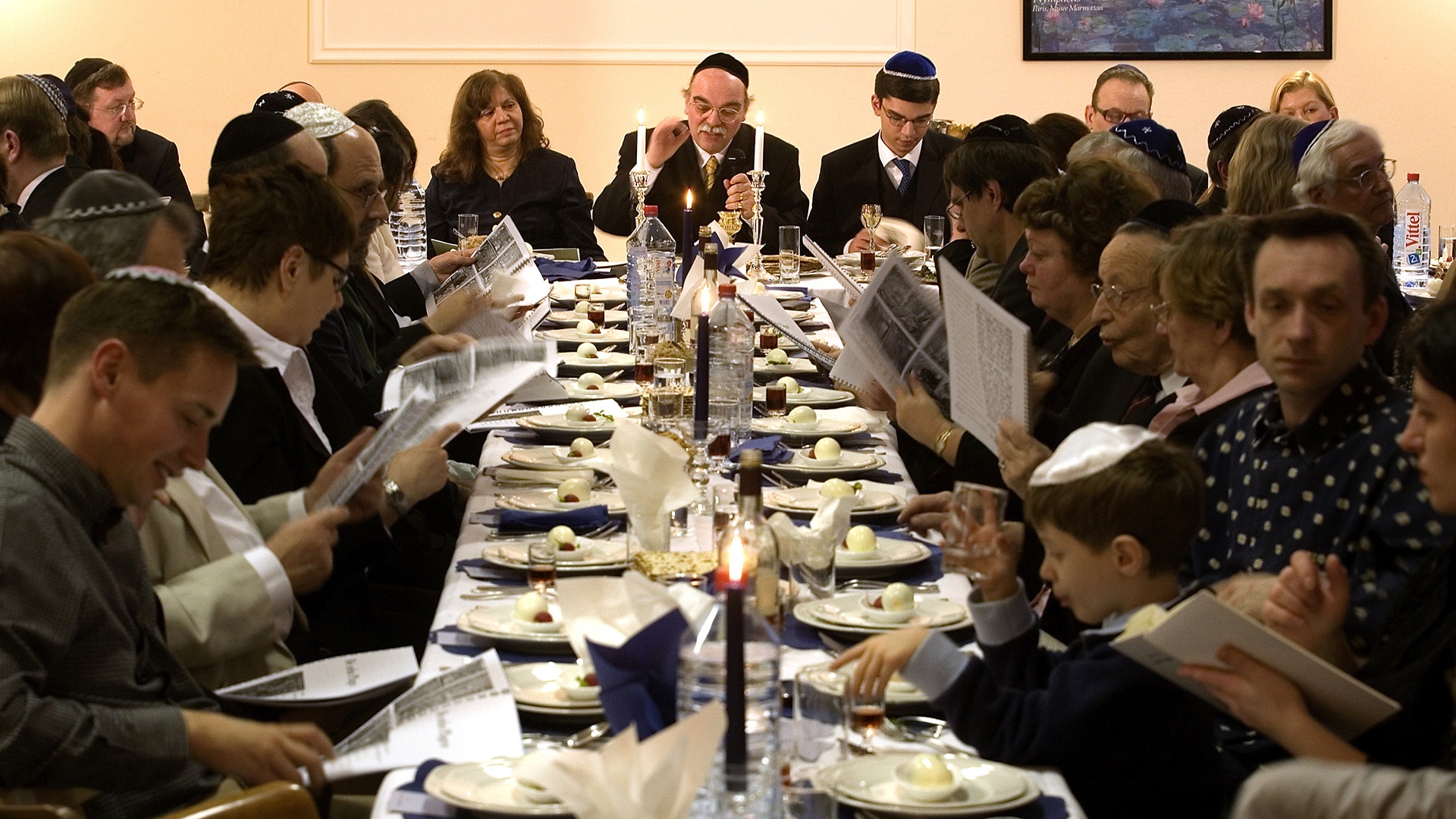 Jüdische Familien am Tisch beim festlichen Sedermahl 