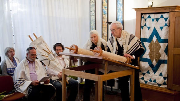 Jüdischer Gläubige beim Morgengottesdienst am ersten Tag des Laubhüttenfestes in Köln