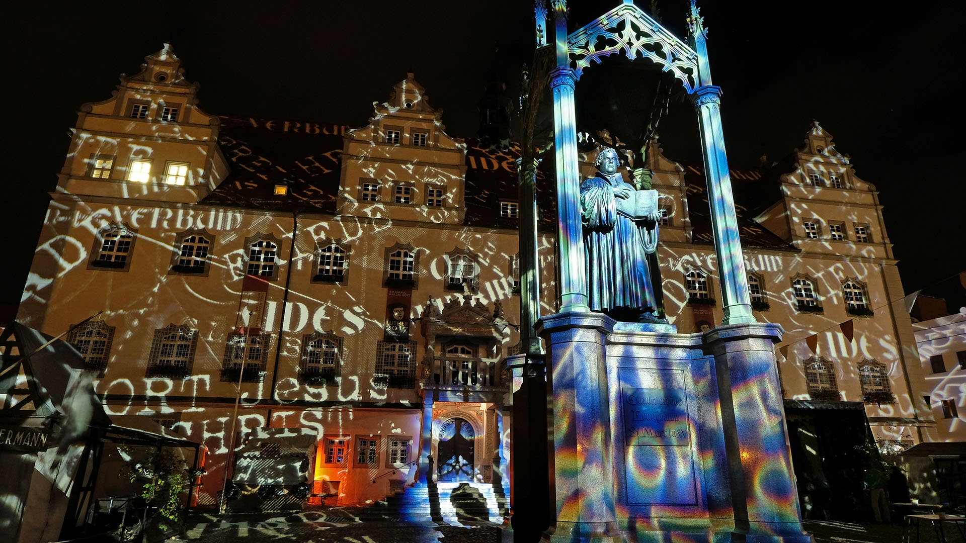 an der Rathausfassade und der Fassade der Schlosskirche werden Lichtbilder projiziert