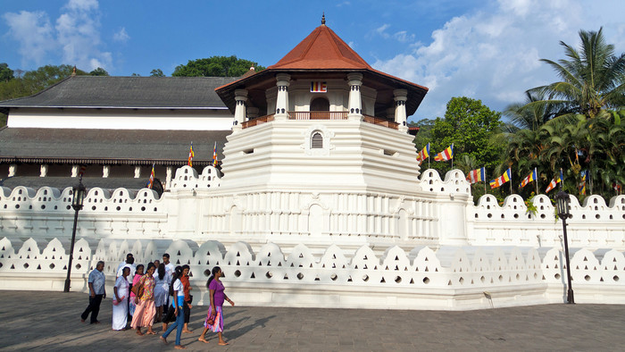 Weiße buddistische Pagode vor blauem Himmel in Kandy in Sri Lanka.