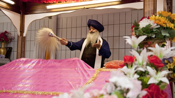 Ein indischer Guru mit weißen Haaren und weißem Bart
