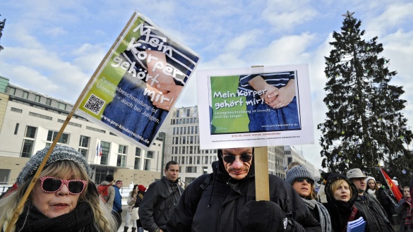 Demonstration gegen Beschneidung mit Schildern auf denen geschrieben steht: "Mein Körper gehört mir!"