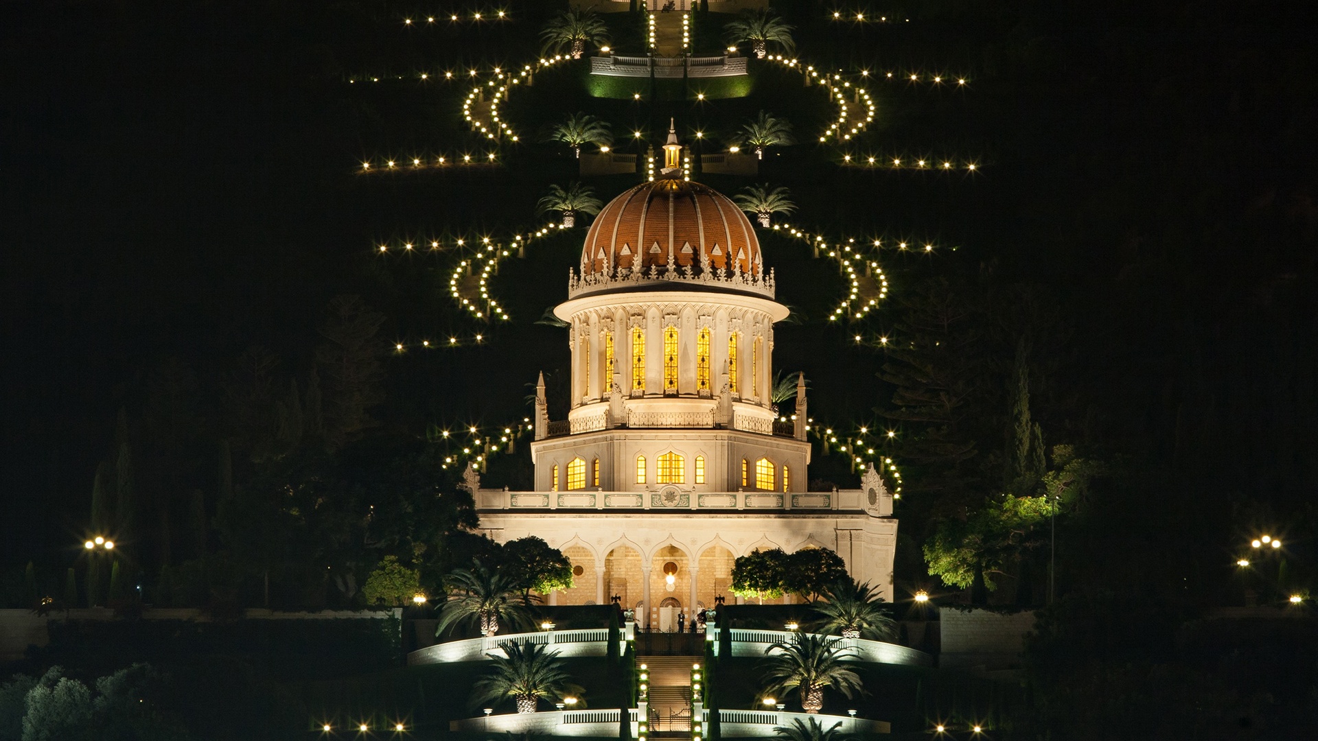 beleuchtetes Bahai-Weltzentrum bei Nacht