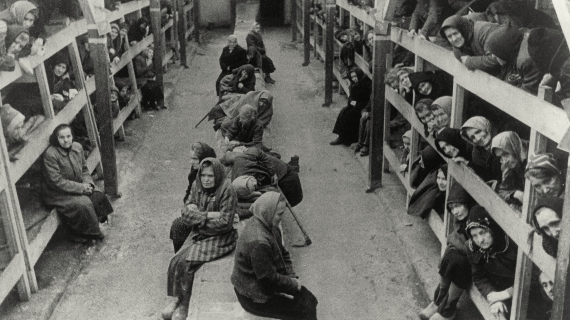 Schwarz-Weiß-Foto von weiblichen Häftlingen in einer Lagerbaracke